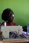 Ho livnærar seg av å sy om klede ho finn på bruktmarkedet i Nairobi
